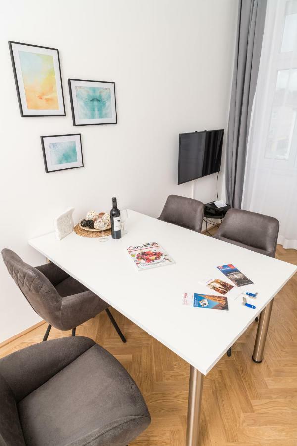 Apartment Stadlau Live By Ichbucheat